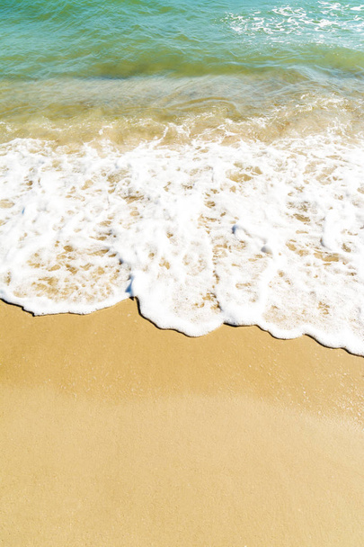 Hintergrund der blauen Meereswelle am Sandstrand - Foto, Bild