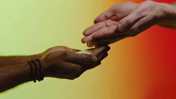 Υποστήριξη έννοια. Απόθεμα. Συμπάθεια, συμπόνια, βοήθεια, καλοσύνη. Ανθρωπιστικής βοήθειας προς τις αφρικανικές χώρες. Τα χέρια ρίξτε το ρύζι στα χέρια της έναν μαύρο άνδρα - Φωτογραφία, εικόνα