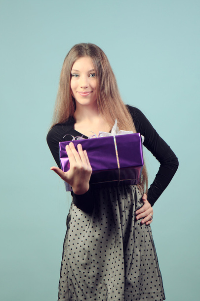 A beautiful happy girl with a gift. - Foto, Bild