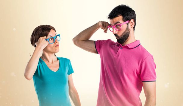 Пара в барвистому одязі робить божевільний жест
 - Фото, зображення