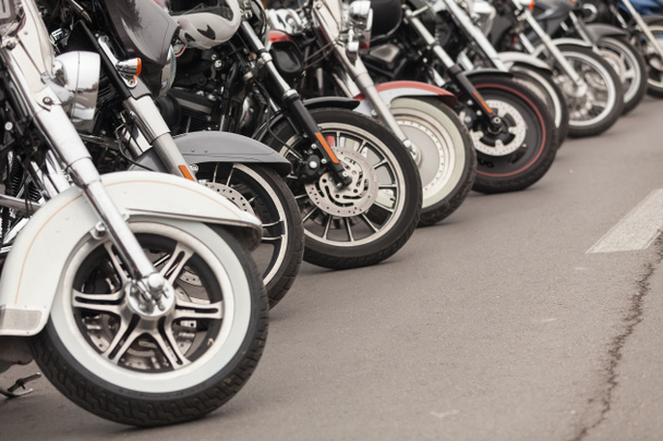 Fila de motocicletas estacionadas em uma rua
 - Foto, Imagem