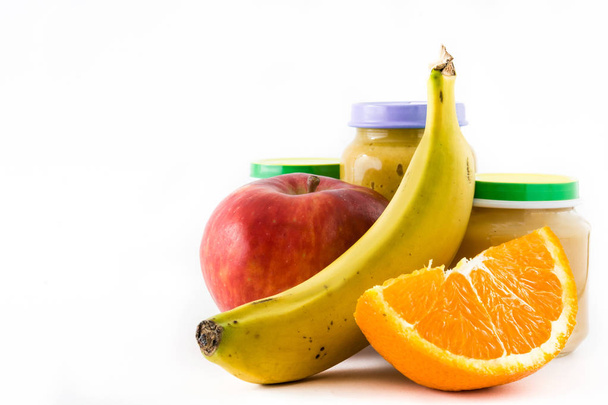 Dětská výživa: sklenice s ovocem pyré izolované na bílém pozadí - Fotografie, Obrázek