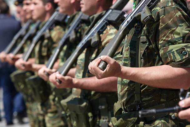 Żołnierze ubrani w kamuflażu jednolite w parada armii. - Zdjęcie, obraz