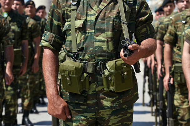 Sotilas pukeutunut naamiointi yhtenäinen armeijan parade.Gun kädessä
. - Valokuva, kuva