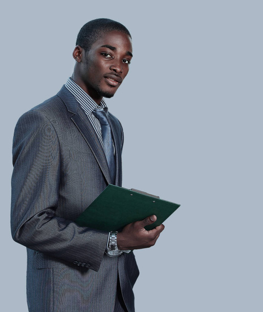 Retrato de um jovem homem de negócios afro-americano satisfeito com as mãos dobradas sobre branco
 - Foto, Imagem