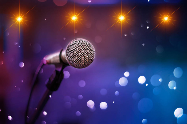 коммуникационный микрофон на сцене на фоне концертной сцены аудитории
 - Фото, изображение
