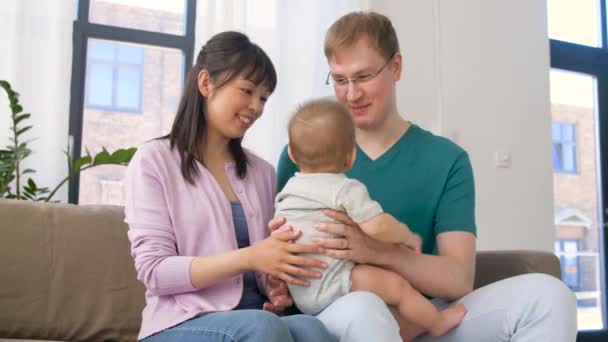 gelukkig gezin met babyjongen thuis - Video