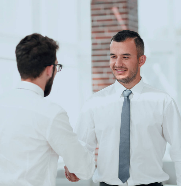 employees greet each other by shaking hands - Foto, immagini