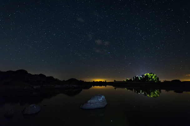 Fotografii nocy w naturalnym obszarze Barruecos. Estremadura. Hiszpania. - Zdjęcie, obraz