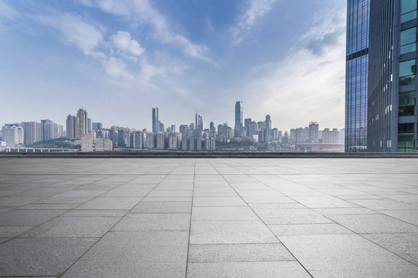 Panoraama horisonttiin ja moderni liike toimistorakennukset tyhjä tie, tyhjä betoni neliö lattia - Valokuva, kuva