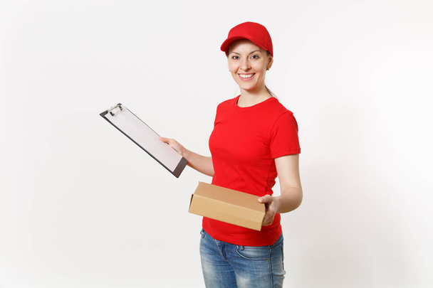Lieferfrau in roter Uniform isoliert auf weißem Hintergrund. Kurierin in Mütze, T-Shirt mit Stift, Klemmbrett mit Papieren, leeres Blatt, Karton. Empfangspaket. Kopierraum - Foto, Bild