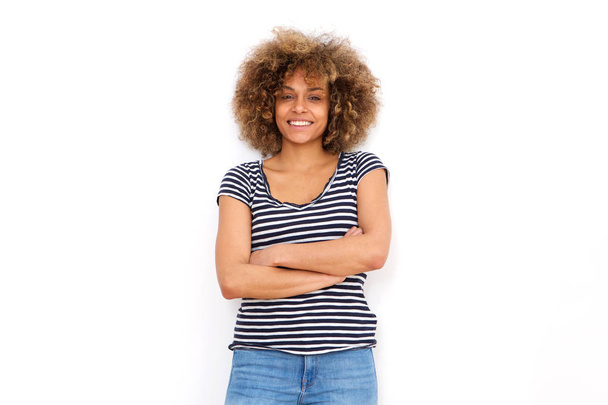 Фронтовий портрет усміхненої афроамериканки проти ізольованого білого заднього плану
 - Фото, зображення