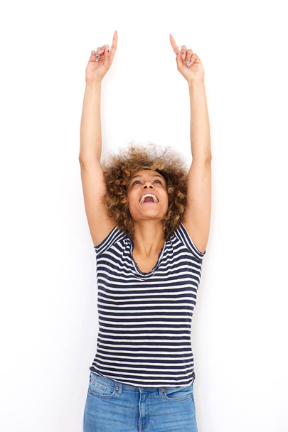 Porträt einer fröhlichen jungen schwarzen Frau, die mit dem Finger nach oben zeigt - Foto, Bild