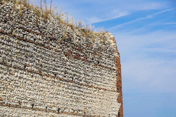 ruiny średniowiecznego zamku. mur obronny i wieża szczegółowo Cegła - Zdjęcie, obraz