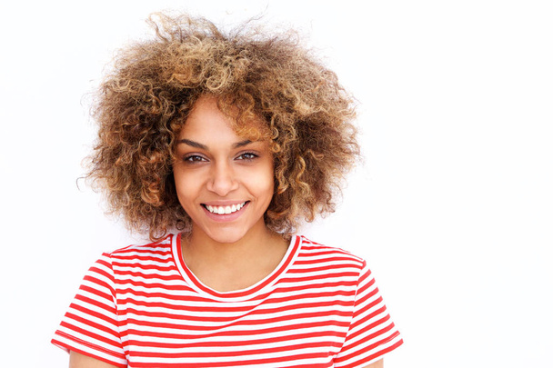 Titelbild einer lächelnden jungen afrikanisch-amerikanischen Frau mit lockigem Haar vor weißem Hintergrund - Foto, Bild