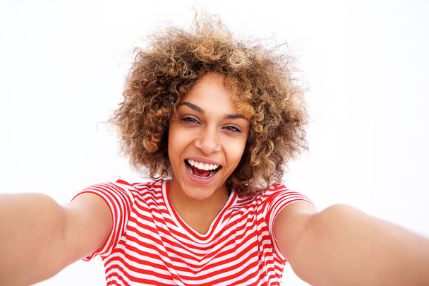 白い背景に、selfie を取って幸せな若い黒人女性の肖像画 - 写真・画像