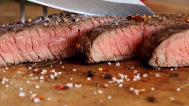  hovězí steak vařený středně dobře řezaným nožem - Záběry, video
