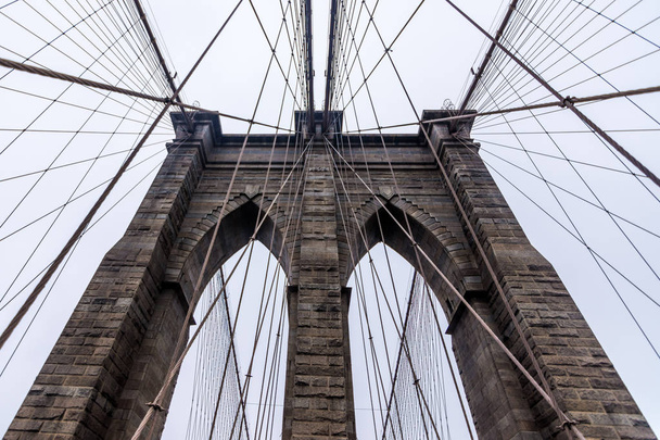 Brooklyn bridge oblouky a zavěšení kabelů - Fotografie, Obrázek
