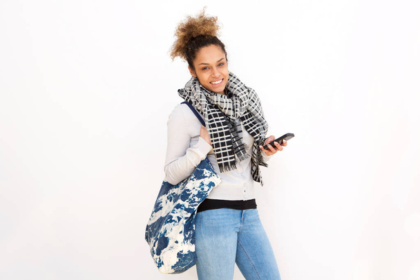 Retrato de una joven sonriente con teléfono móvil y bolso
 - Foto, imagen