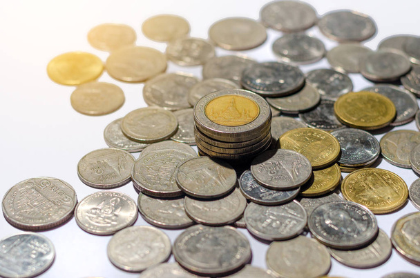 argent, monnaie, argent montant et or baht thaïlandais graphiques de pièces avec réflexion isolé sur fond blanc, piles de pièces sur un fond blanc
 - Photo, image