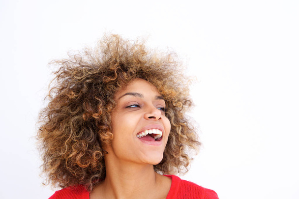 Close-up van portret van mooie zwarte jonge vrouw met krullend haar lachen - Foto, afbeelding