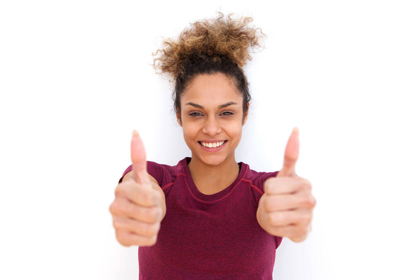 Портрет счастливой молодой женщины, улыбающейся с большими пальцами вверх
 - Фото, изображение