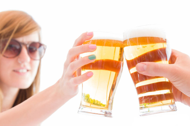 Glas bier in handen close-up shot - Foto, afbeelding