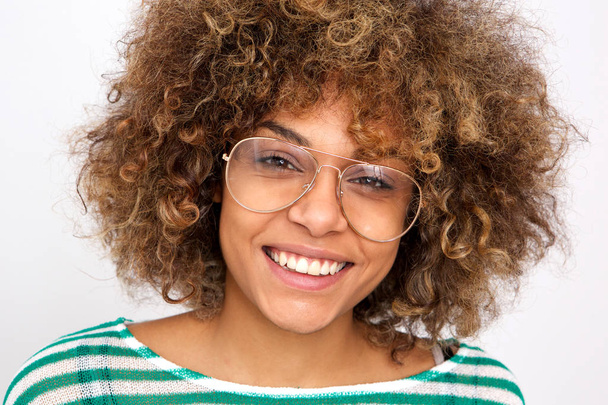 Крупный план портрета улыбающейся молодой африканской женщины в очках
 - Фото, изображение
