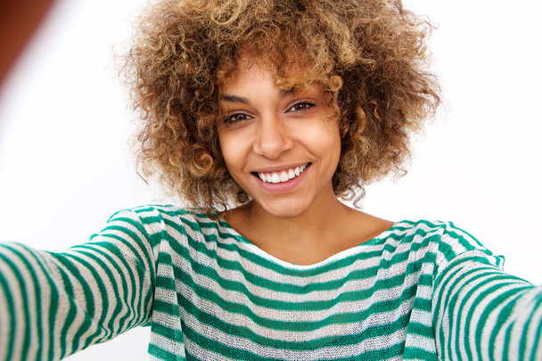 Ritratto di bella giovane donna afroamericana che si fa selfie
 - Foto, immagini