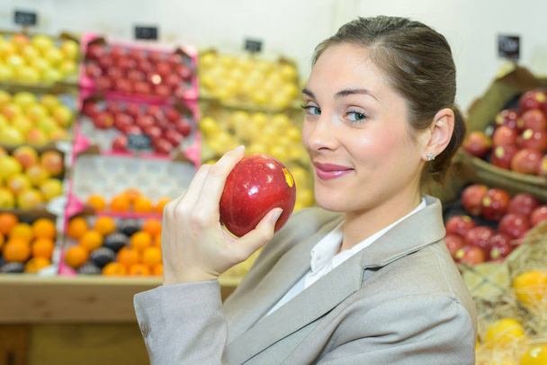 pretty woman buying fresh fruits and vegetables at food-store - Foto, Imagem