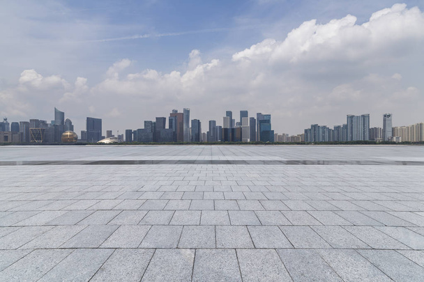skyline panorâmico e modernos edifícios de escritórios de negócios com estrada vazia, piso quadrado de concreto vazio - Foto, Imagem