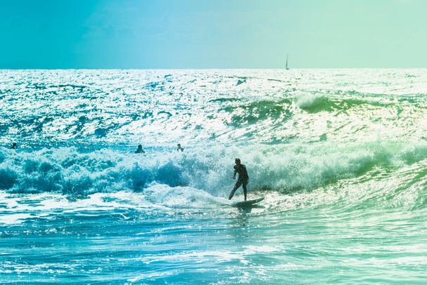 Extreme surfers rijden enkele golven op de zee in Frankrijk - Foto, afbeelding