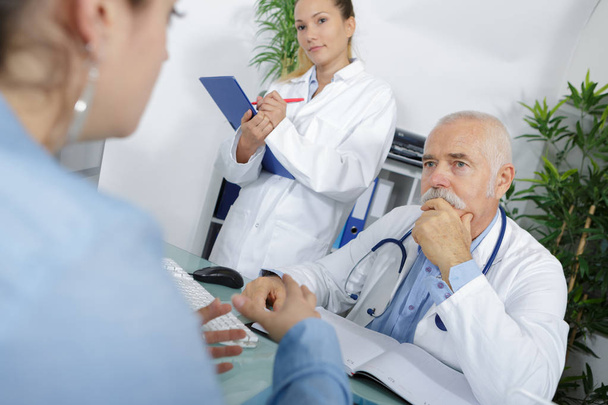 doctor and patient are discussing something - Foto, Imagen