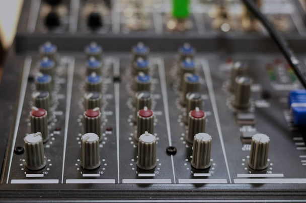 Table de mixage audio. Console de mixage sonore et boutons du contrôleur de mixage. Toné. Gros plan
. - Photo, image