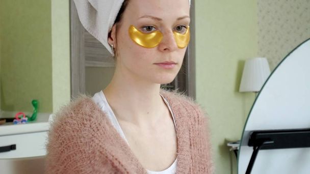 attraente donna spionaggio cosmetici patch facciali a casa
 - Foto, immagini