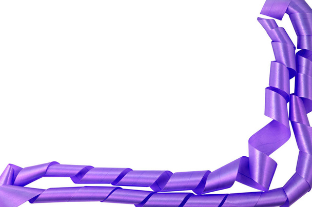 Ruban de satin violet, posé avec un rouleau étendu sur le fond et à droite sur un fond blanc
. - Photo, image