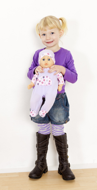 niña jugando con una muñeca - Foto, Imagen