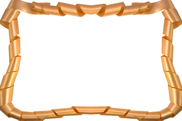 Τεντωμένο σπείρες του σατέν κορδέλα Χρυσή με τη μορφή της ένα πλαίσιο σε λευκό φόντο. - Φωτογραφία, εικόνα