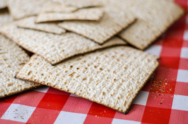 Traditionele Joodse gerechten, matzoth ongezuurde brood in de vorm van grote crackers, vierkante vorm snack - Foto, afbeelding