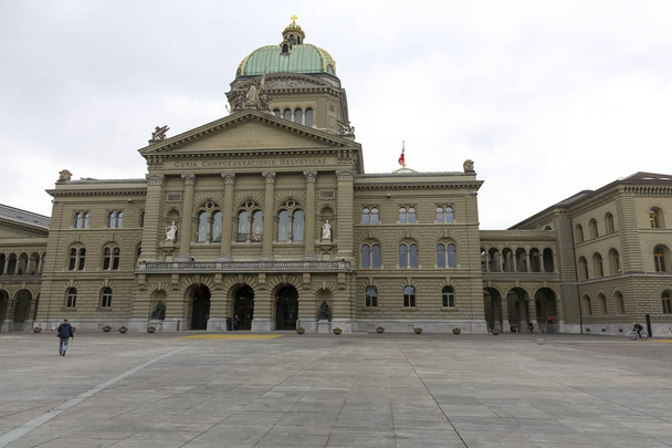 Berna Suíça - 21 de fevereiro de 2018: A sede da Assembleia Federal Suíça, o Palácio Federal. O edifício é mostrado do lado da praça da cidade, que é geralmente lotado, mas agora não
. - Foto, Imagem