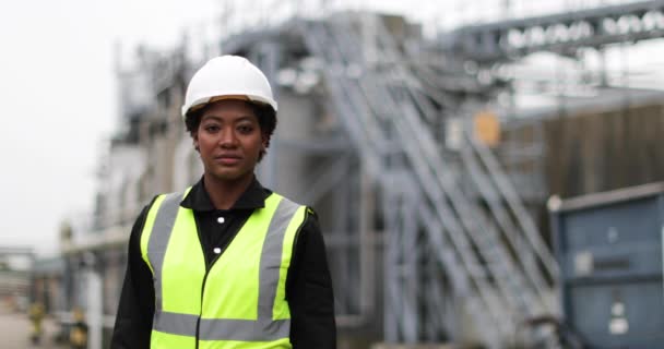 Πορτρέτο της γυναικείας βιομηχανικός εργάτης στην ιστοσελίδα - Πλάνα, βίντεο