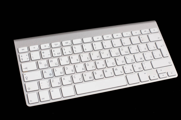 Moderna vista superior del teclado de aluminio aislado sobre un fondo negro
 - Foto, Imagen