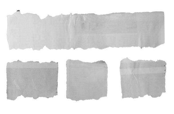 Trozos de papel desgarrado sobre fondo liso - Foto, Imagen