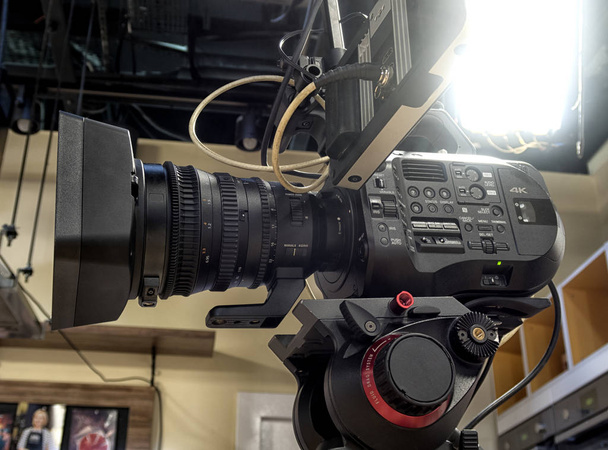 TV Estudio profesional de cámara de vídeo digital. camarógrafo
 - Foto, imagen