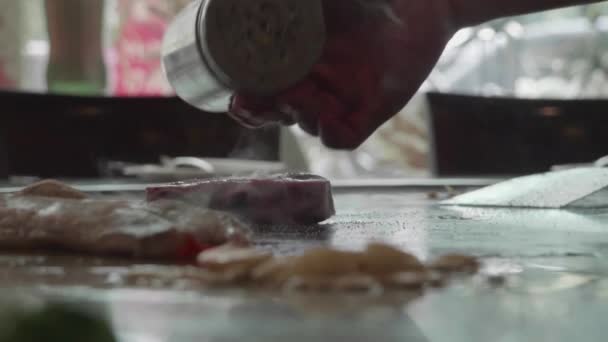 Képzett teppanyaki szakács főzés marha lassú lövés - Felvétel, videó