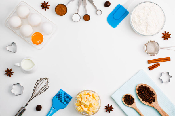 Achtergrond van de bakken met meel, eieren, melk, specerijen, cacao, frisdrank, anijs, - Foto, afbeelding