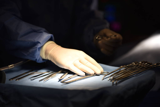 Team surgeon at work in operating room. Surgical light in the operating room. Preparation for the beginning of surgical operation with a cut. The surgeon is performing surgery on the patient. - Foto, Imagem