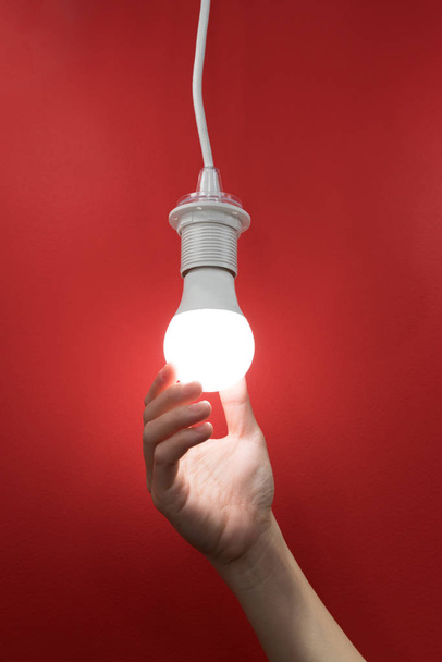 Frau hält Glühbirne in der Hand, Konzept für neue Ideen mit Innovation und Kreativität. - Foto, Bild