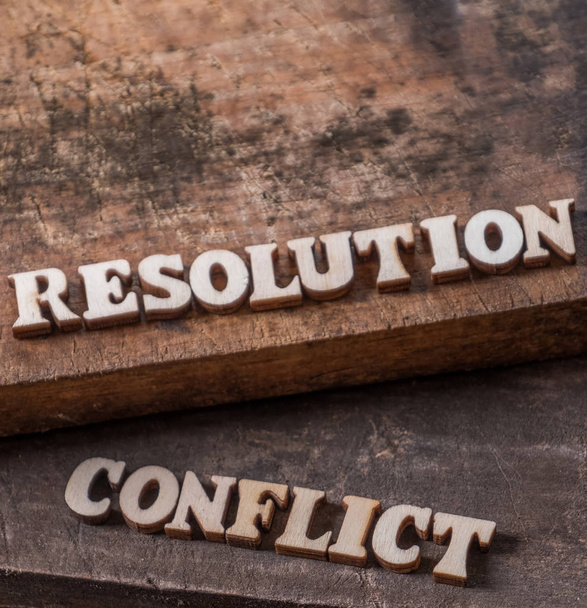 «Ψήφισμα» και «Σύγκρουση» κείμενο σε φόντο ξύλινη. - Φωτογραφία, εικόνα