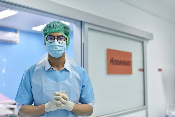 Klinikte poz veren maskeli doktor - Fotoğraf, Görsel